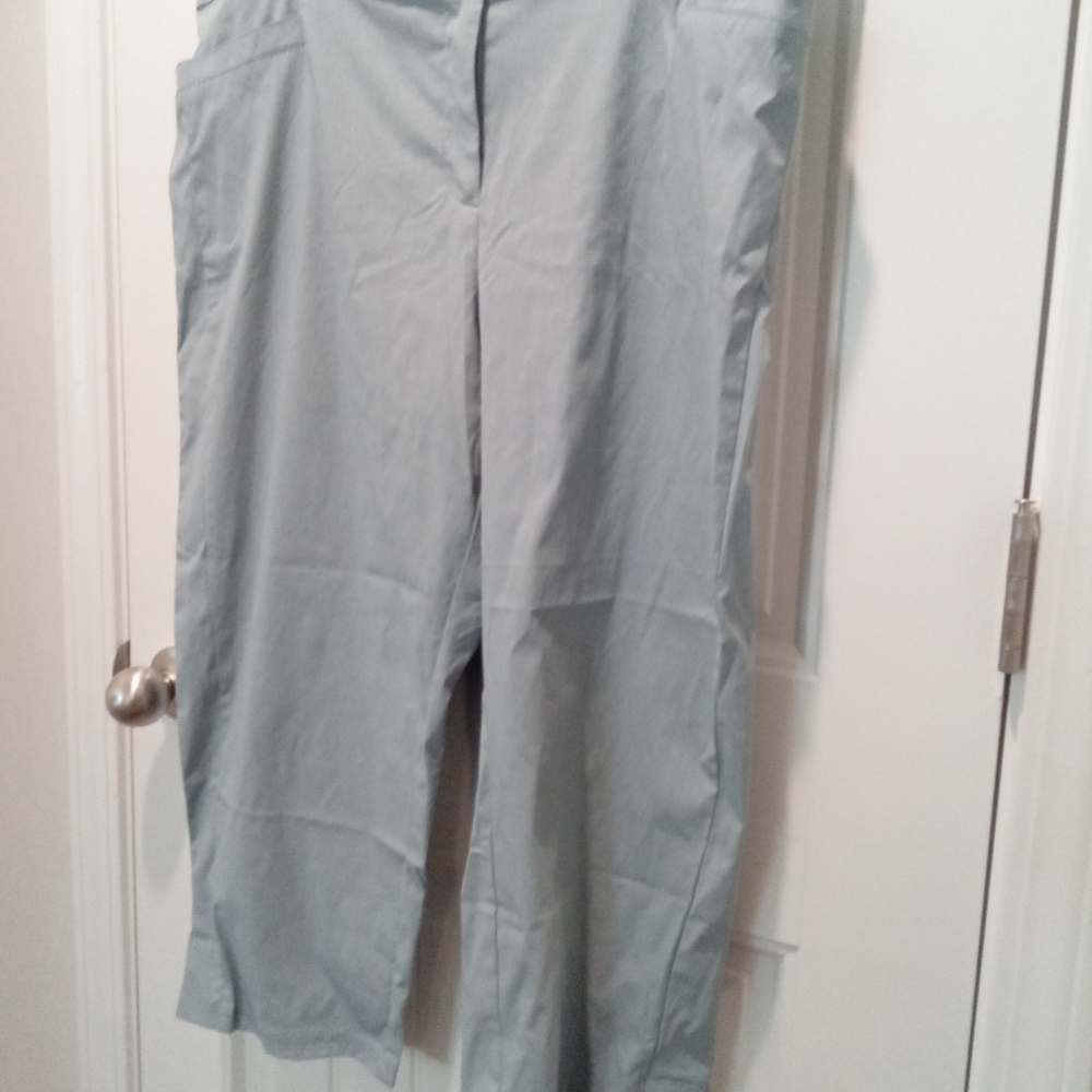 Chicos Size 3 P (XLP) Women's Gray Capri Athleisure, Athle Pants